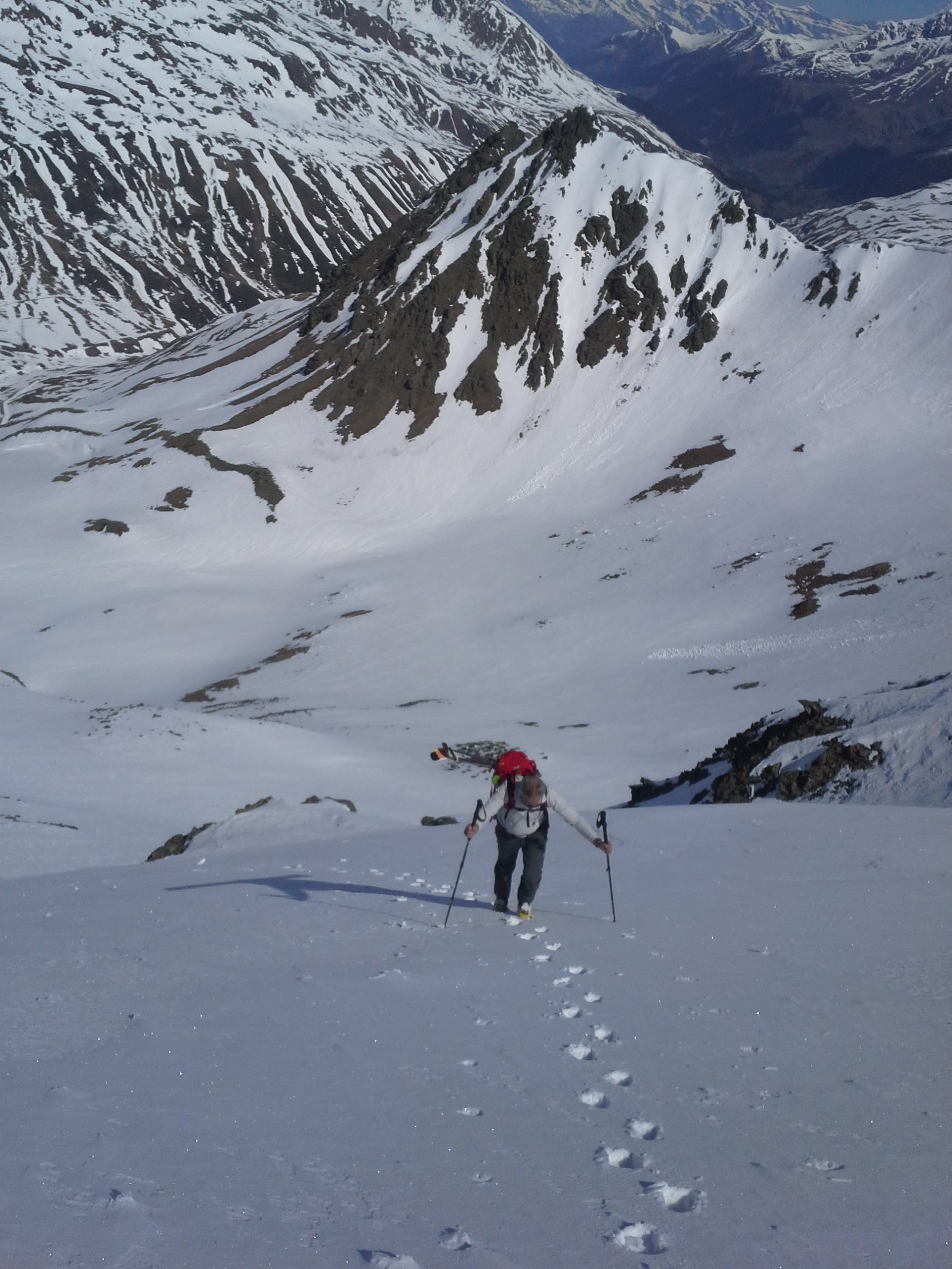 Skis sur le sac, nous arrivons au sommet
