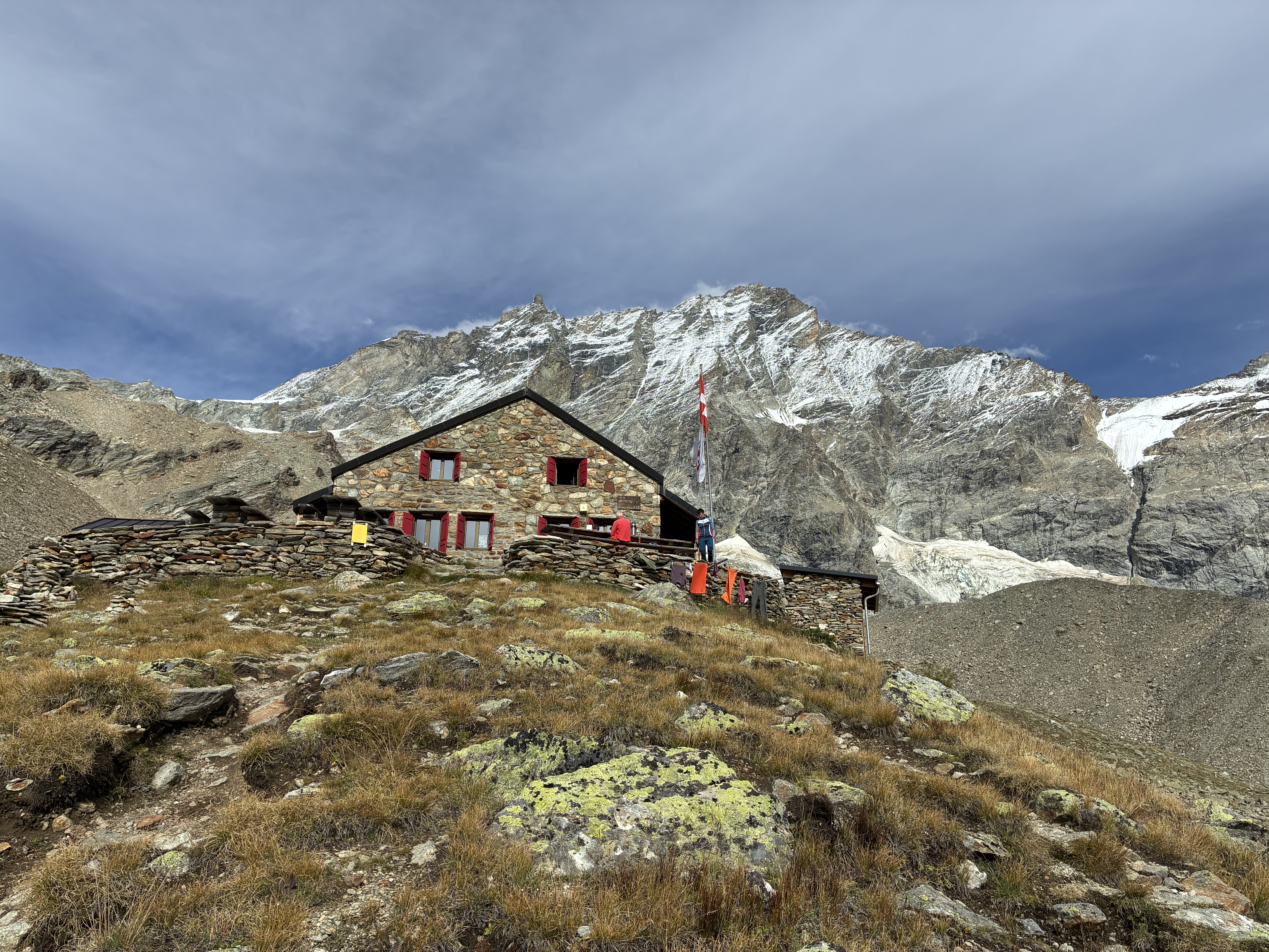 Devant le Weisshorn, la cabane