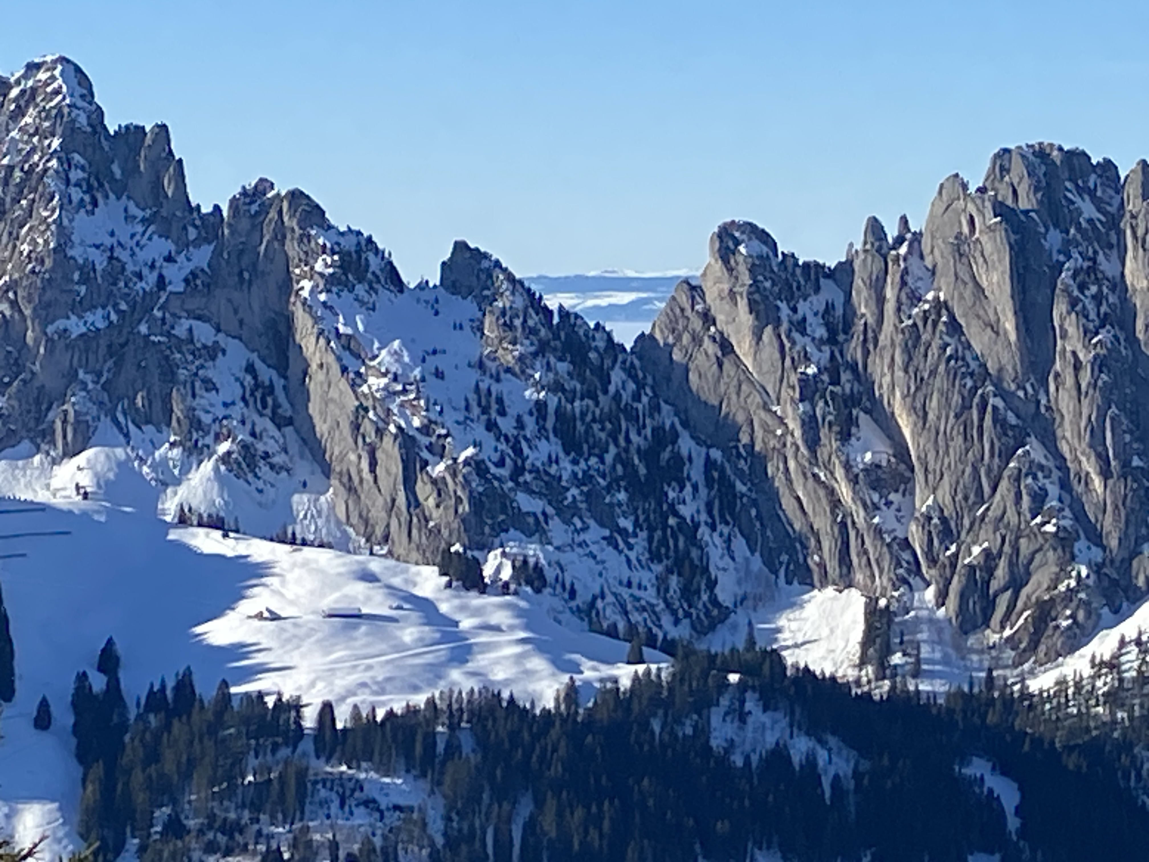Les Gastlosen et au fond au centre Le Chasseron