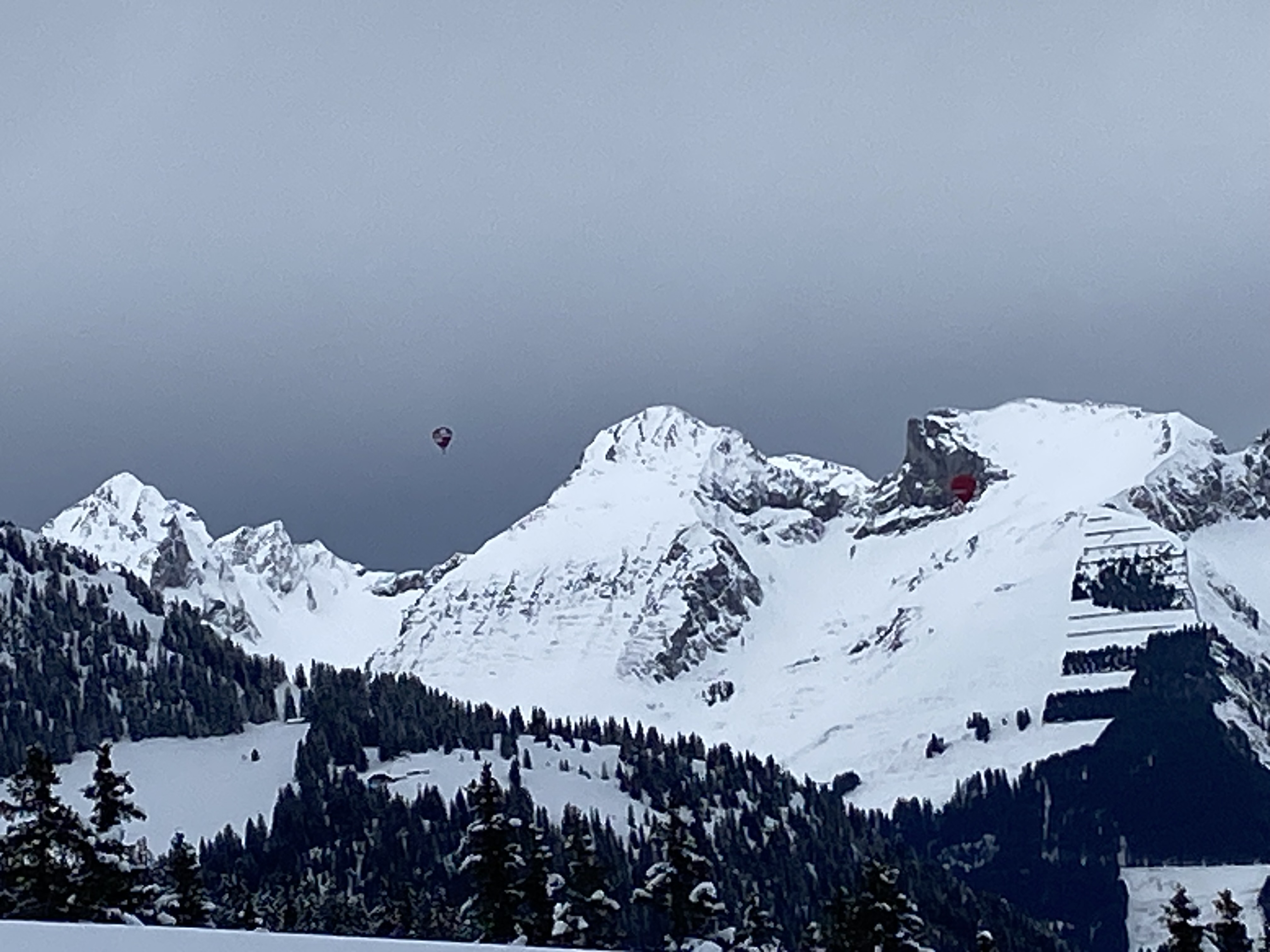 Un ballon provenant de Château-d\'Oex (semaine des ballons)