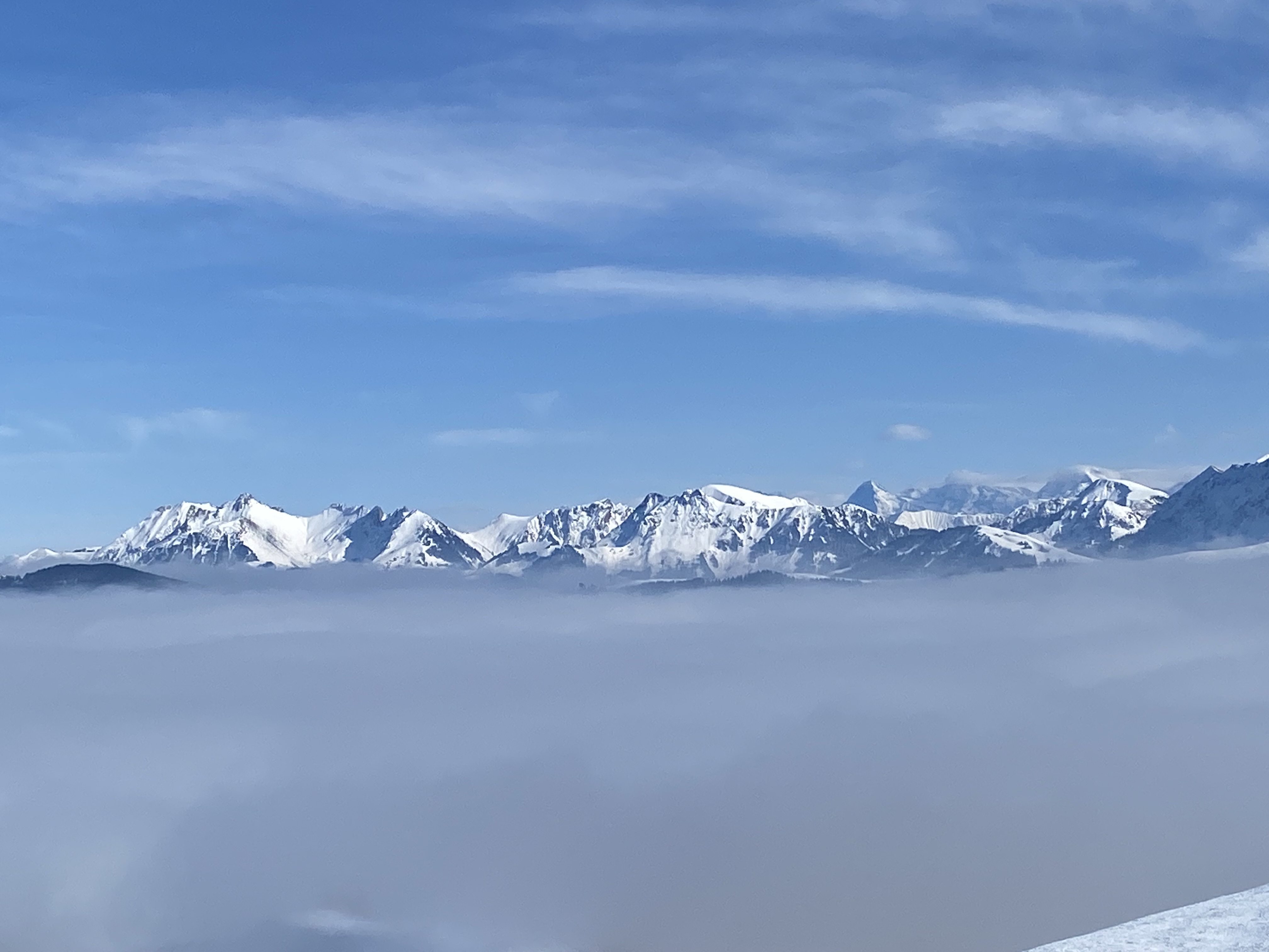 En dessus de la mer de brouillard