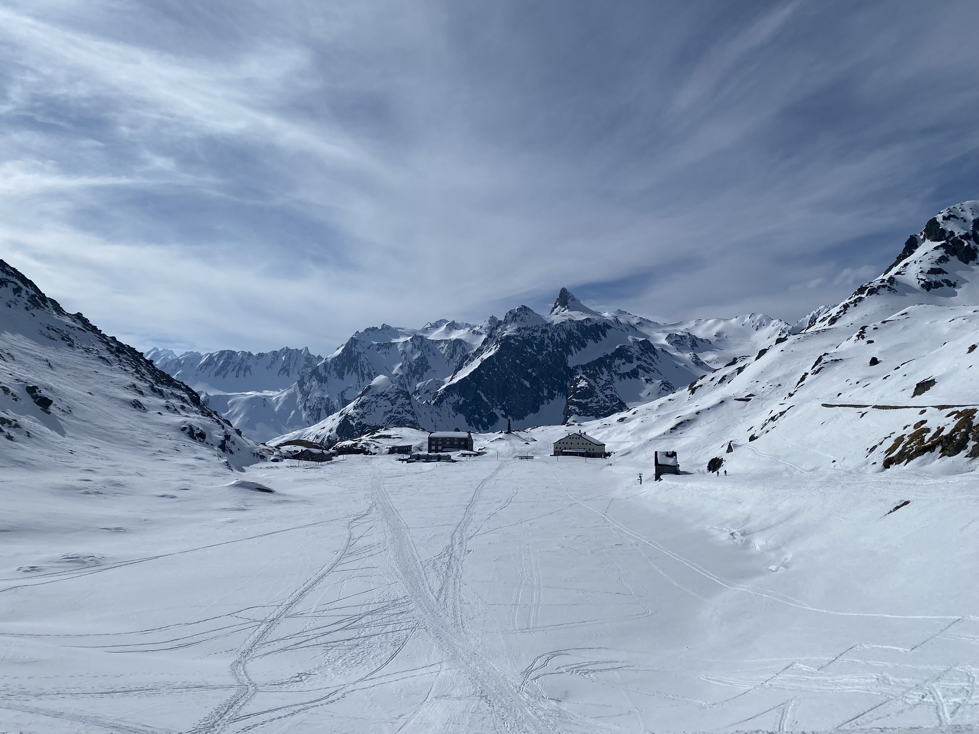 Vue sur le lac gelé et sur l\'Italie avec le Pain de Sucre au centre