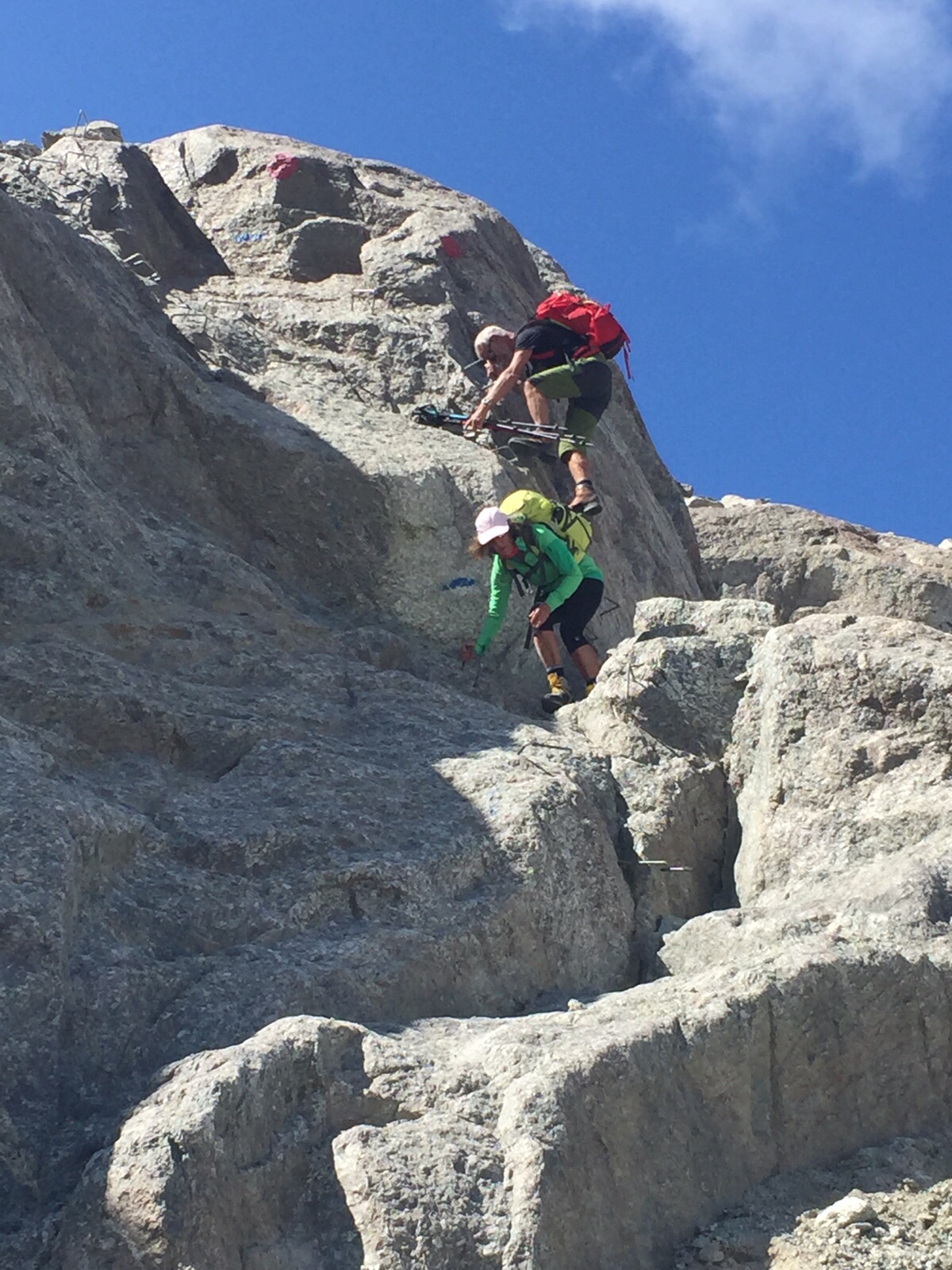 Descente par les marches métalliques