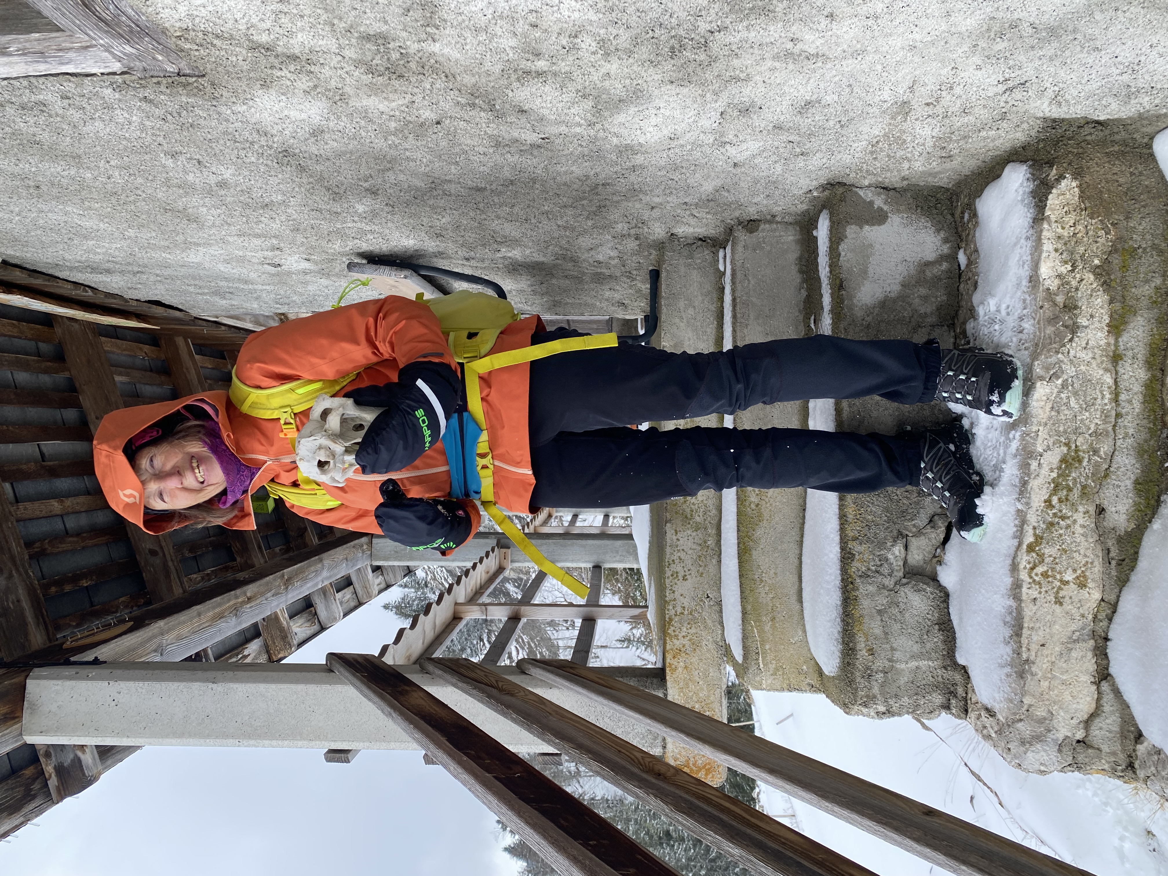 Sur les marches du chalet, il fait frisquet 