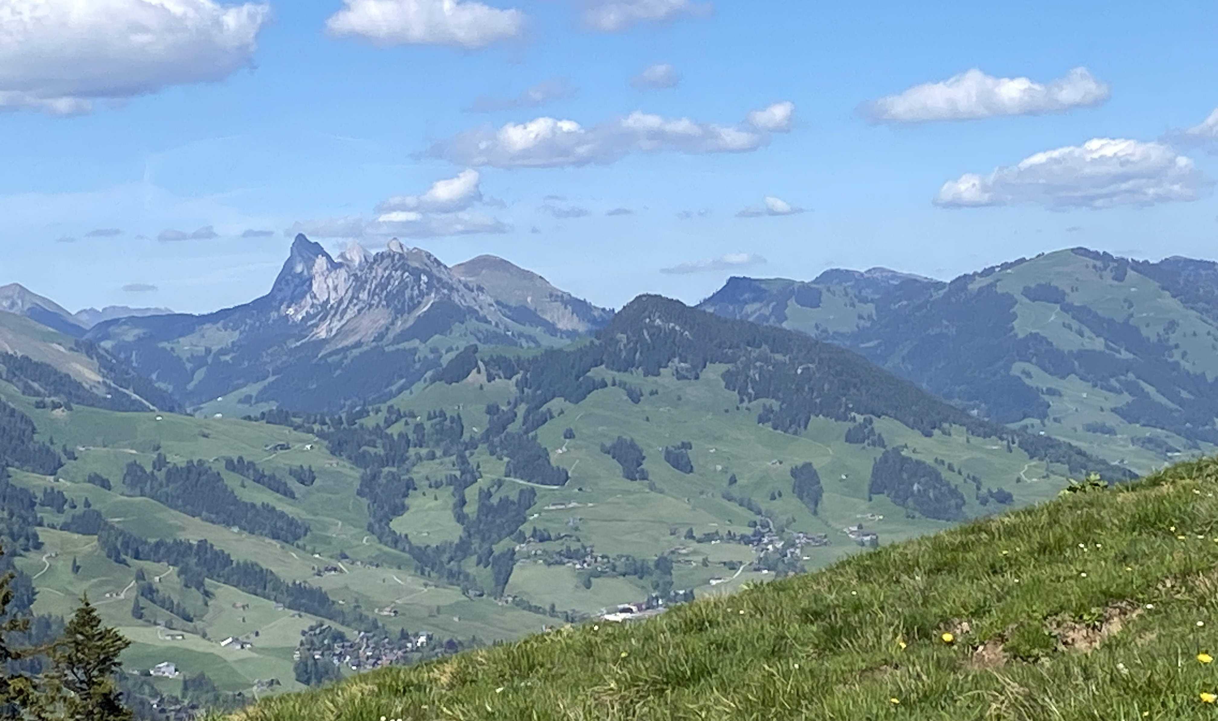 Vue sur la Dent de Savigny et sur le Hundsrügg