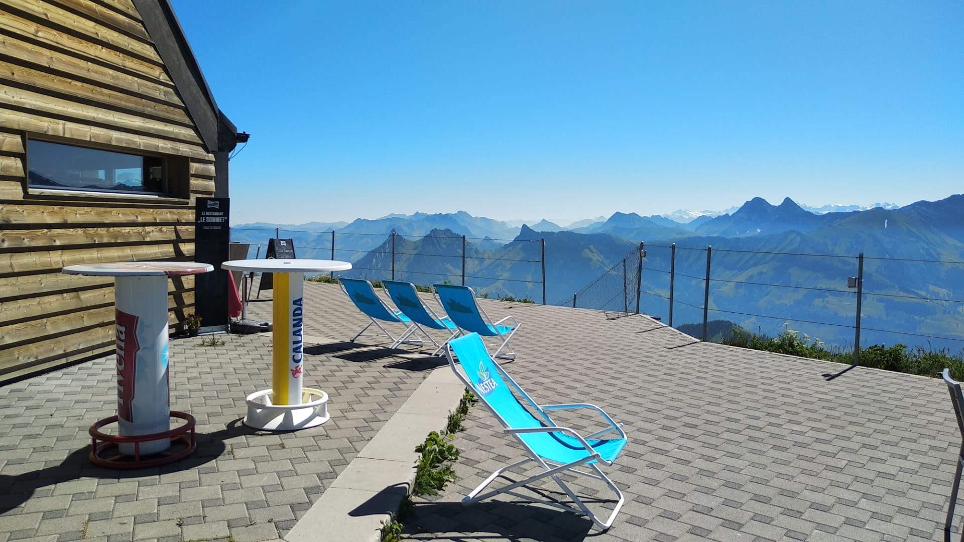 Devant le restaurant du Moléson