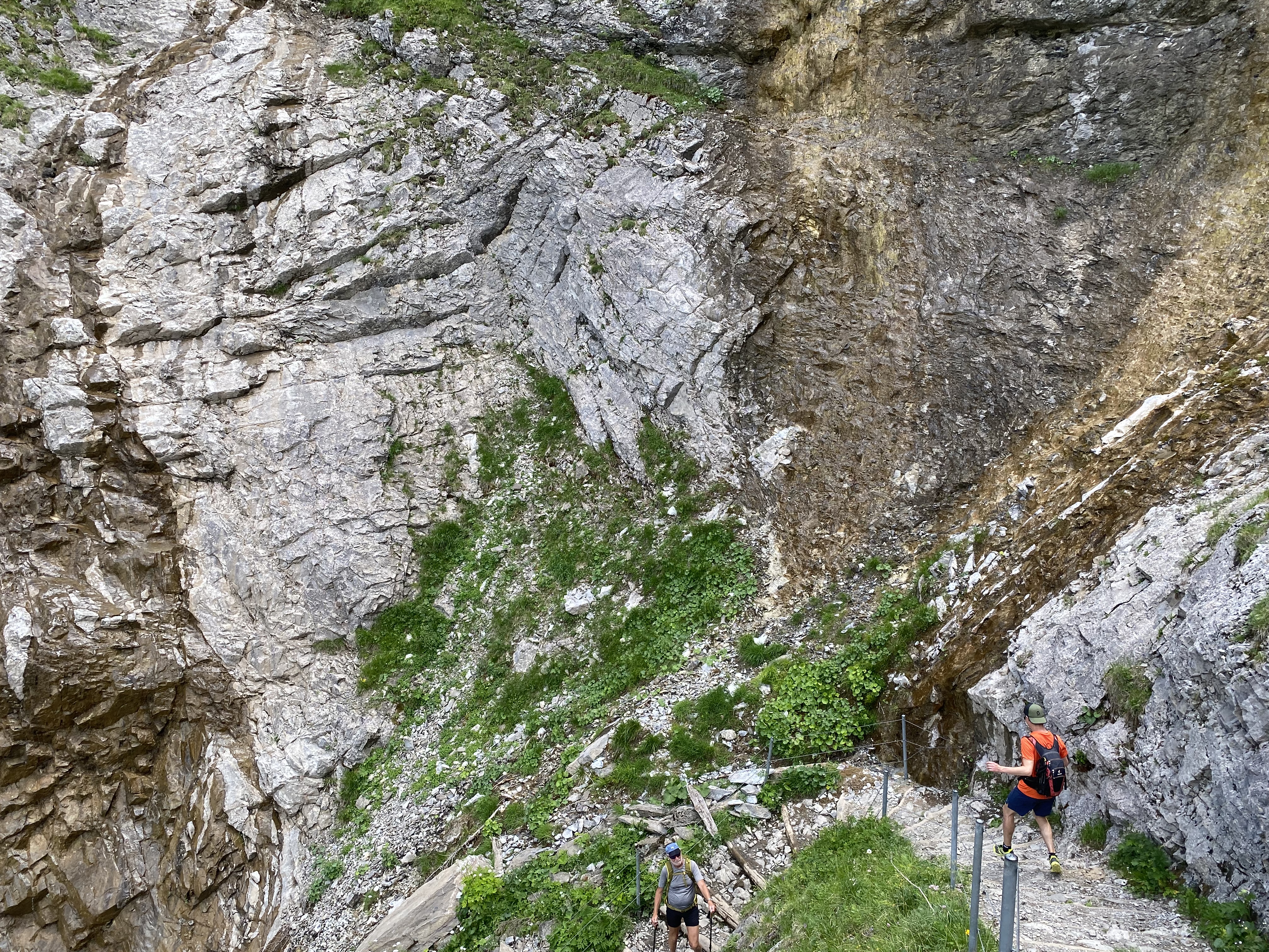 La descente comprend aussi des escaliers