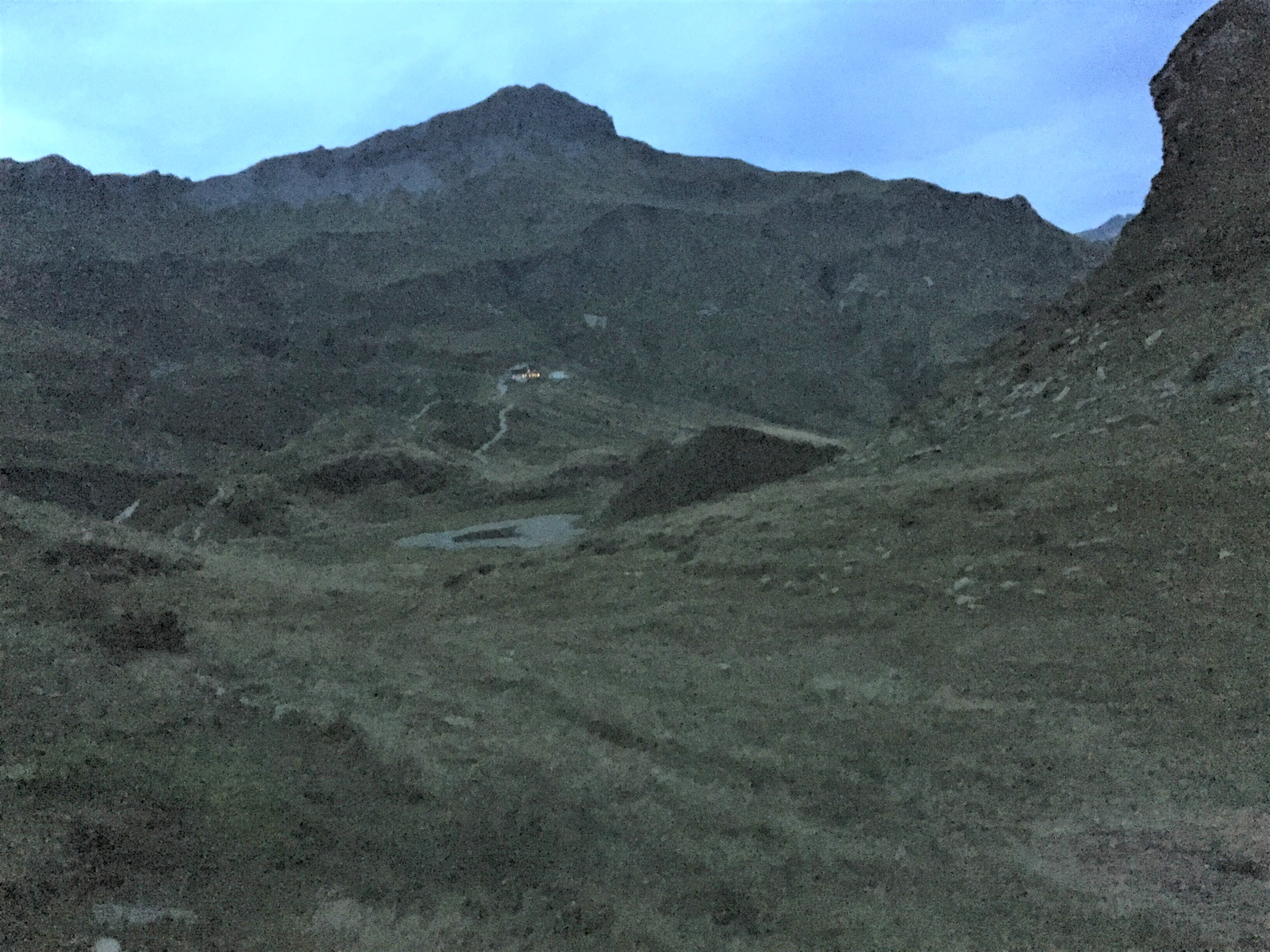 Le refuge à la tombée de la nuit