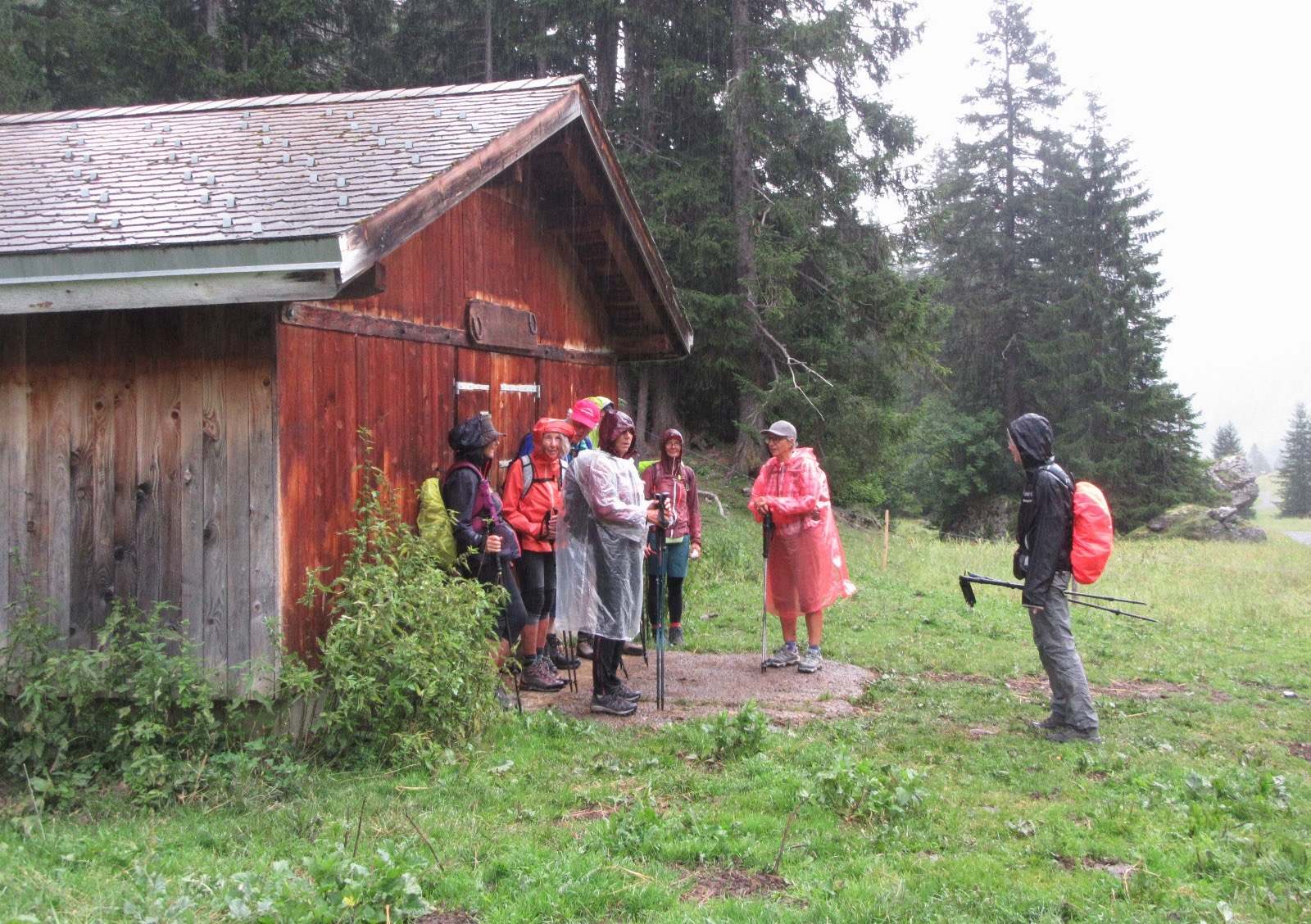 Sous la pluie, nous arrivons au point de départ