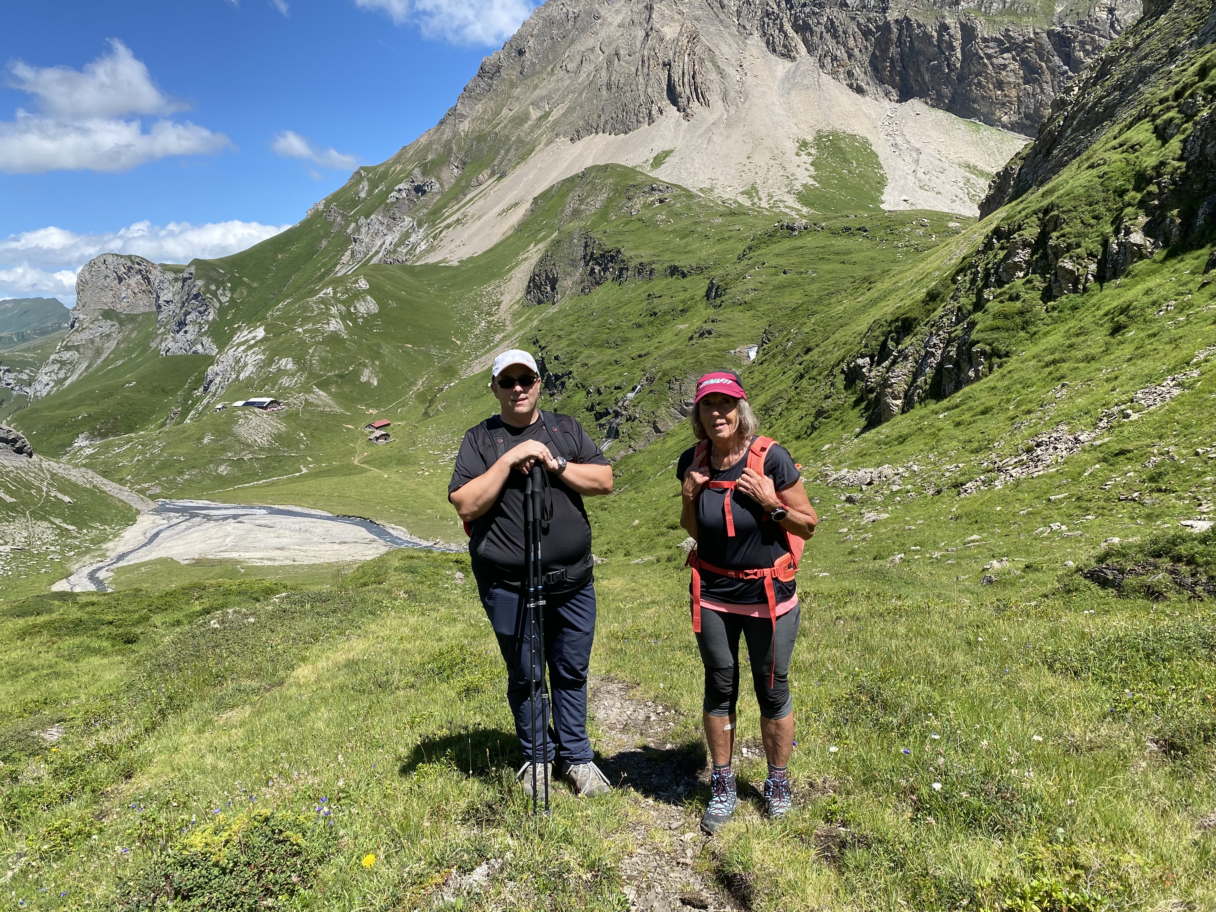 Patrice et Anne-Catherine avec la cabane en arrière plan
