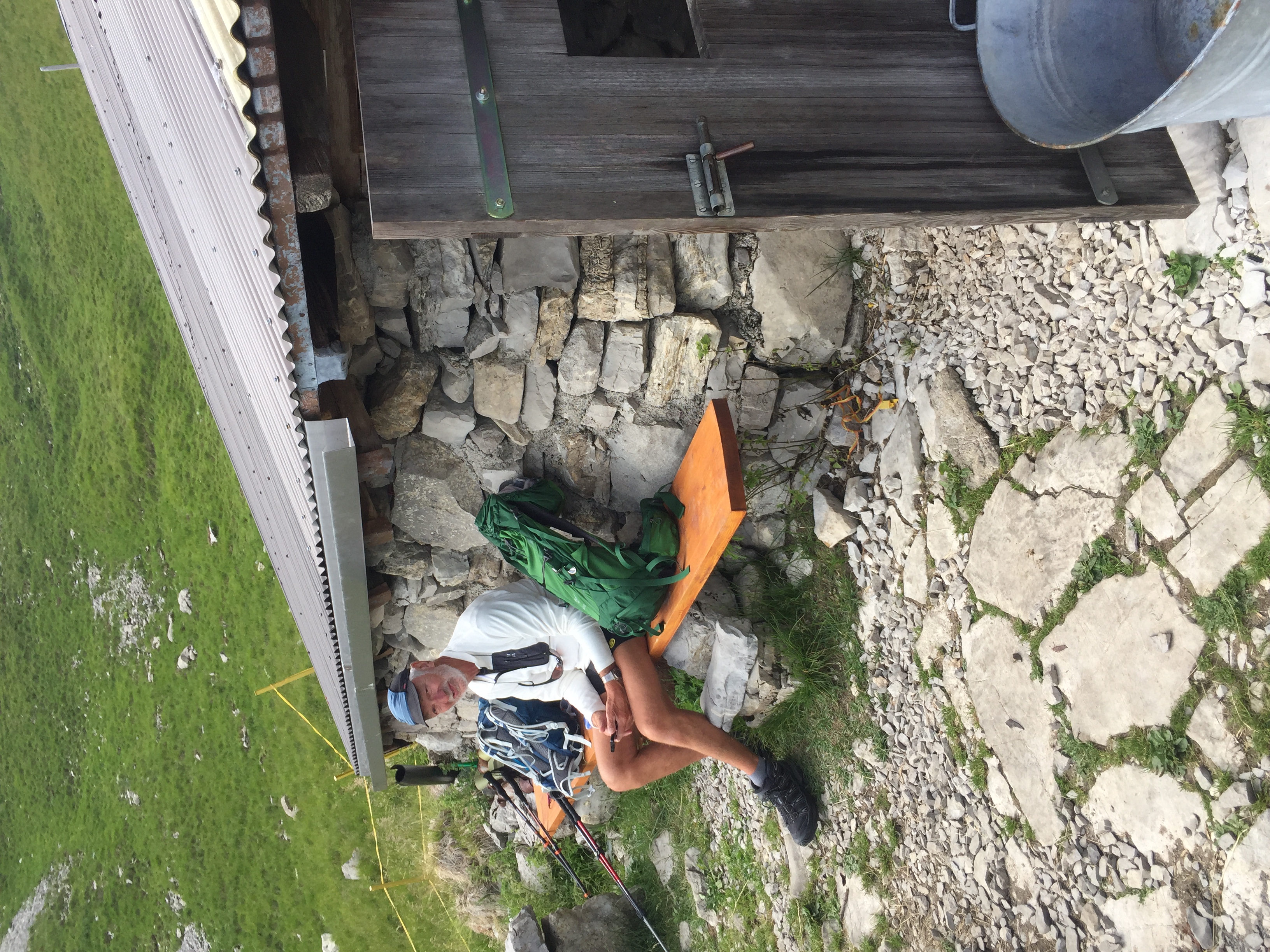 Devant la cabane