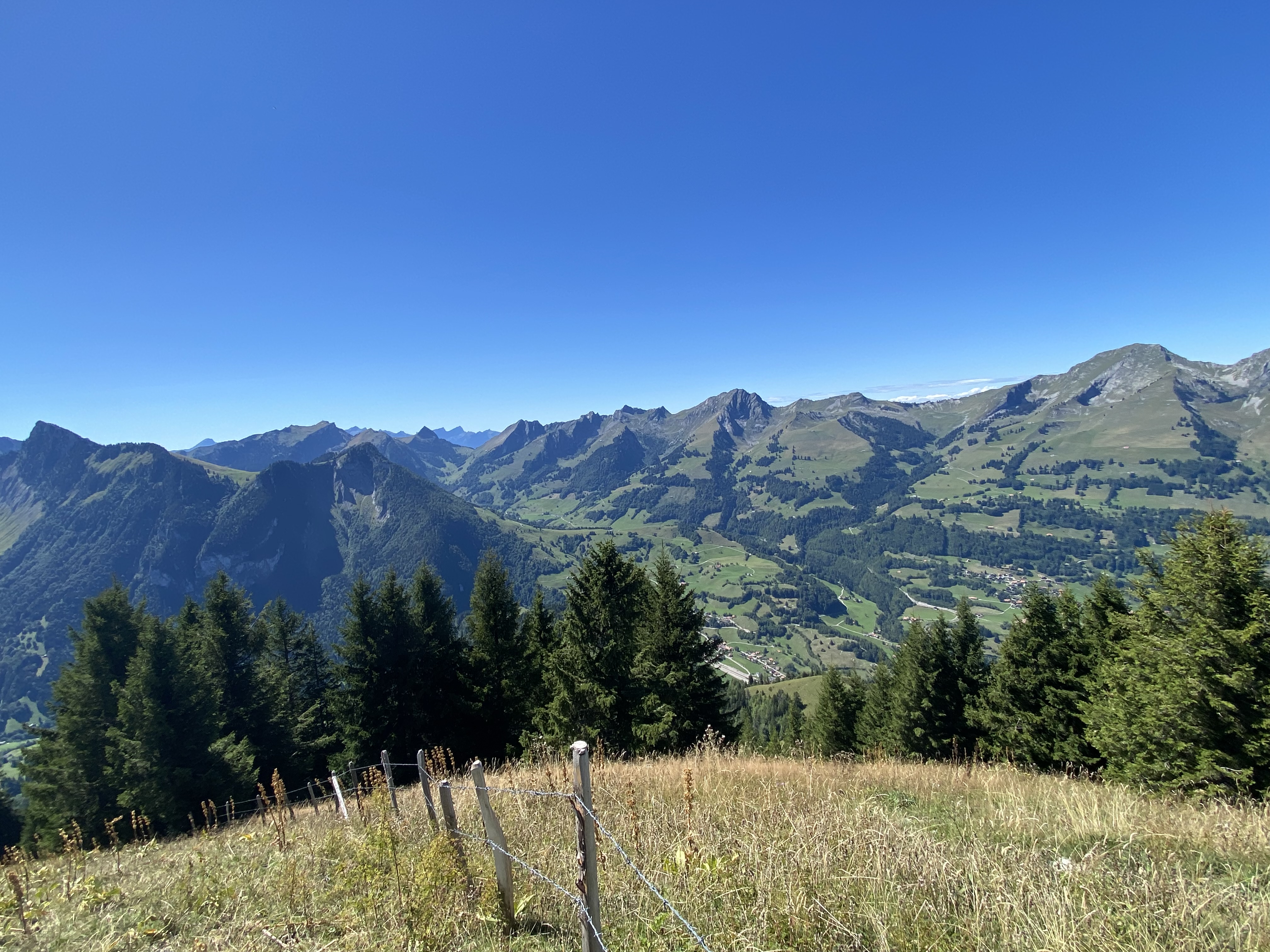 Ciel sans un nuage avec vue sur l\'Haut Intyamon