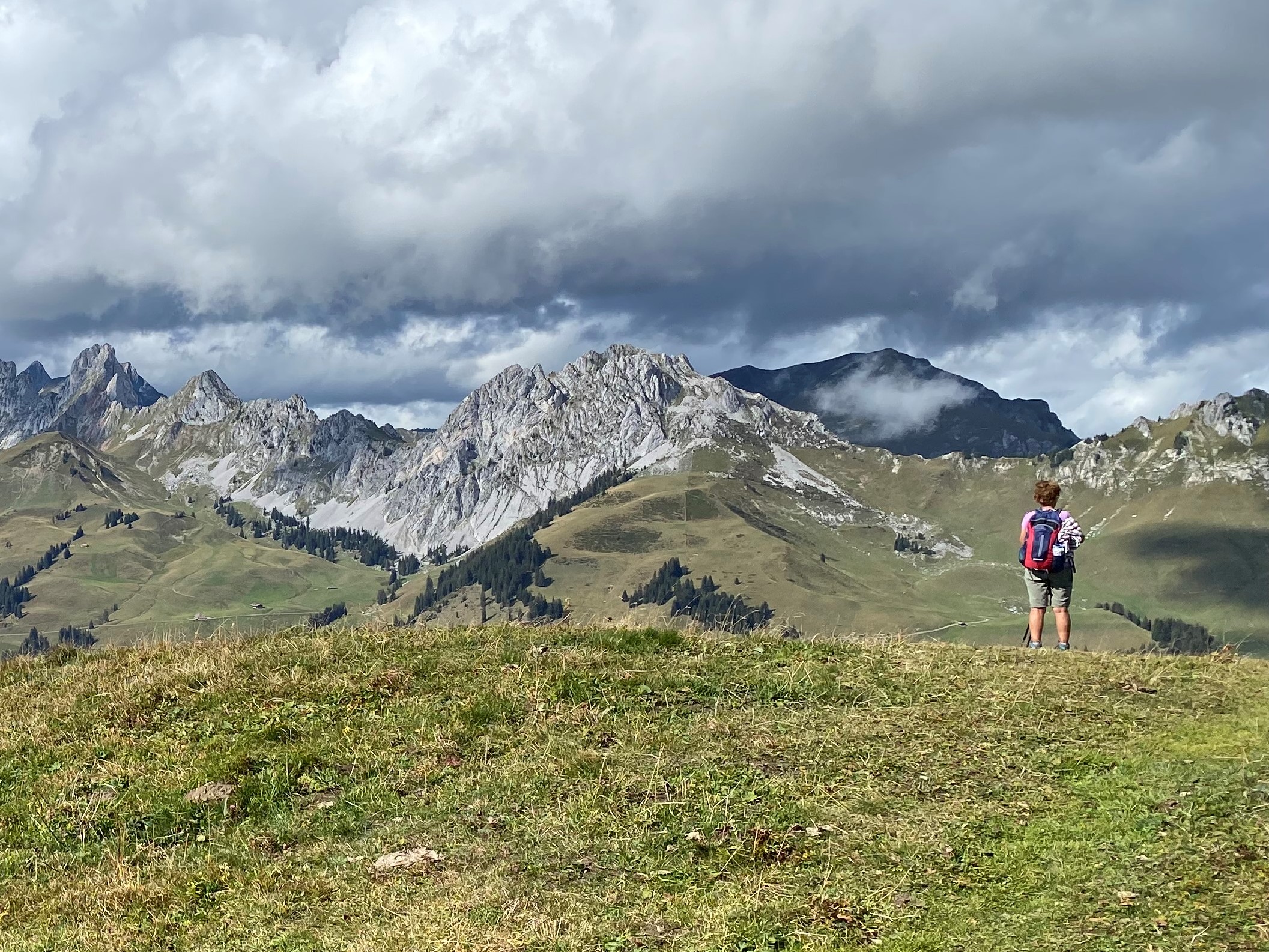 Eliane est en admiration de la Wandflue et de la Hochmatt