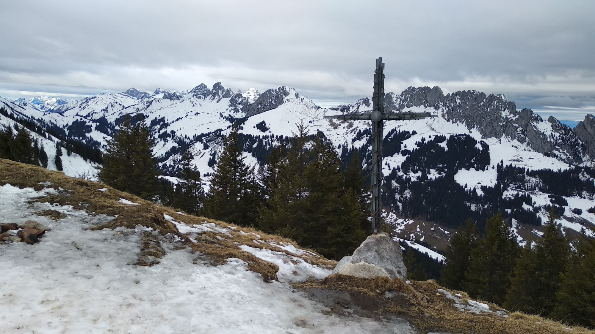 Sommet : peu de neige