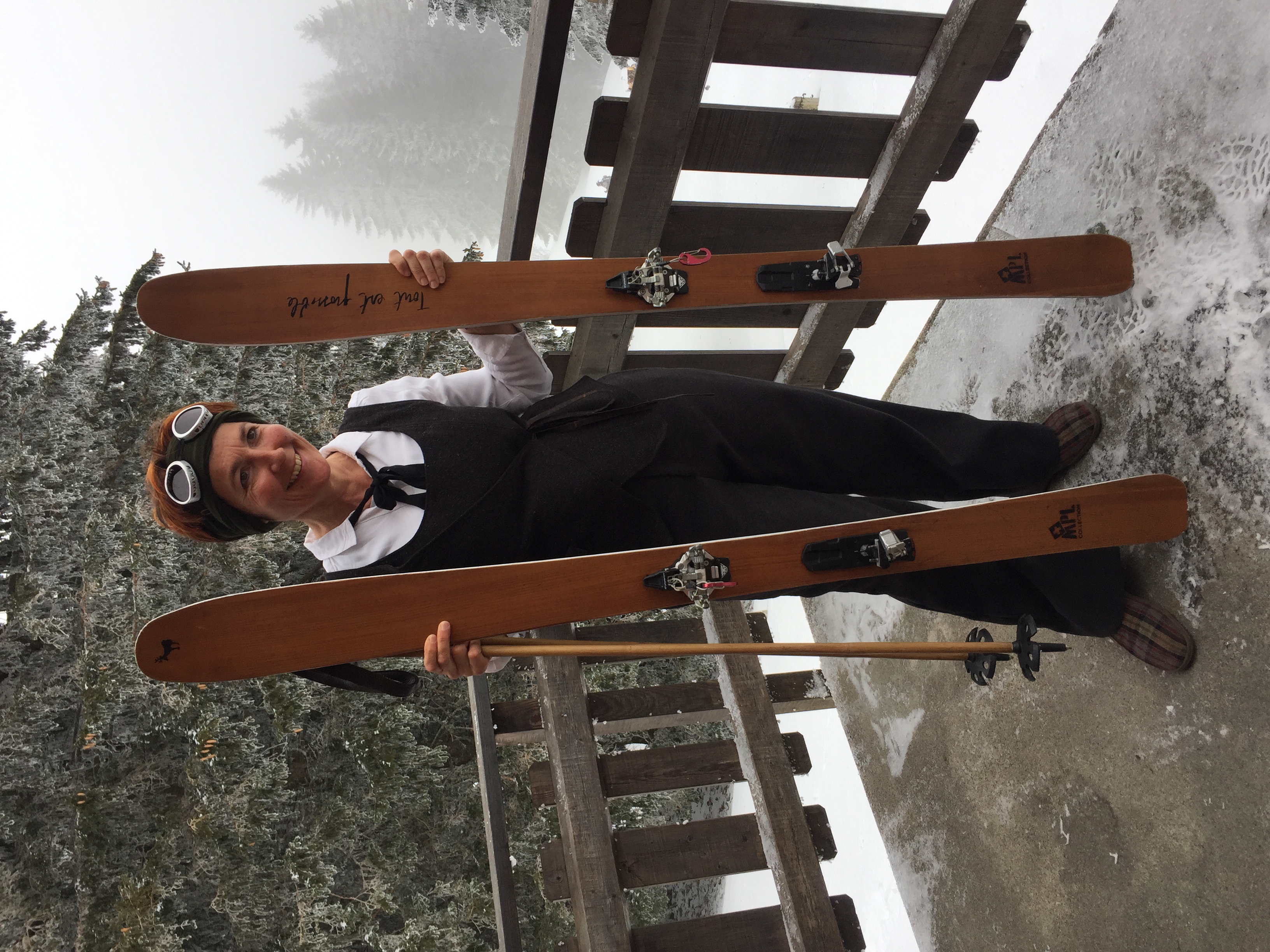 Marie-Pierre avec les skis de sa fabrication