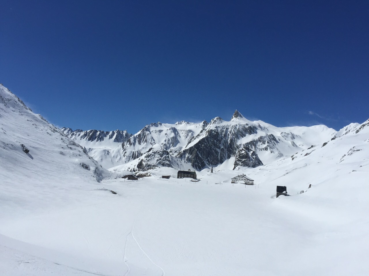 Temps magnifique avec le Pain de Sucre et le Mont Fourchon (sur la droite)