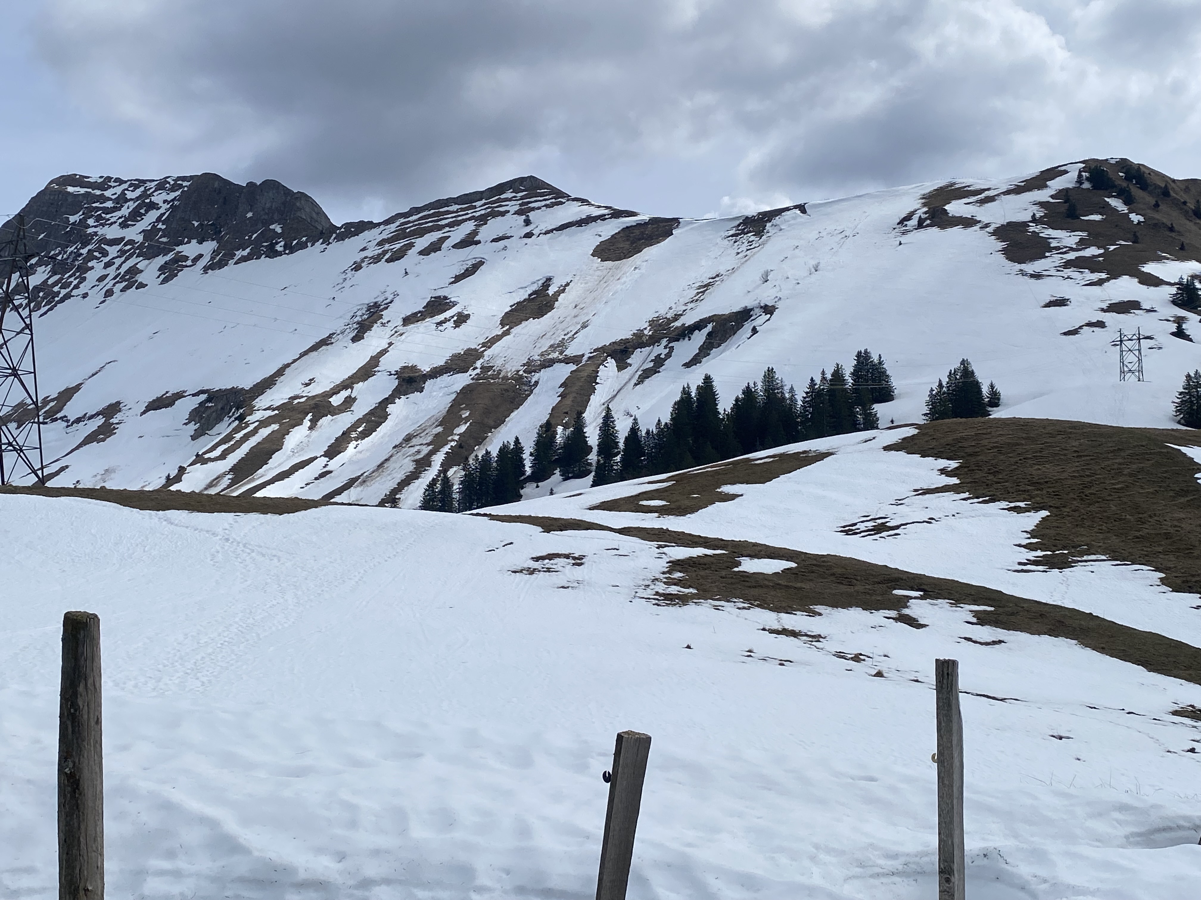 Dent et Col de Lys. Nous n\'arrivons pas à voir l\'inclinaison de la pente sous le col