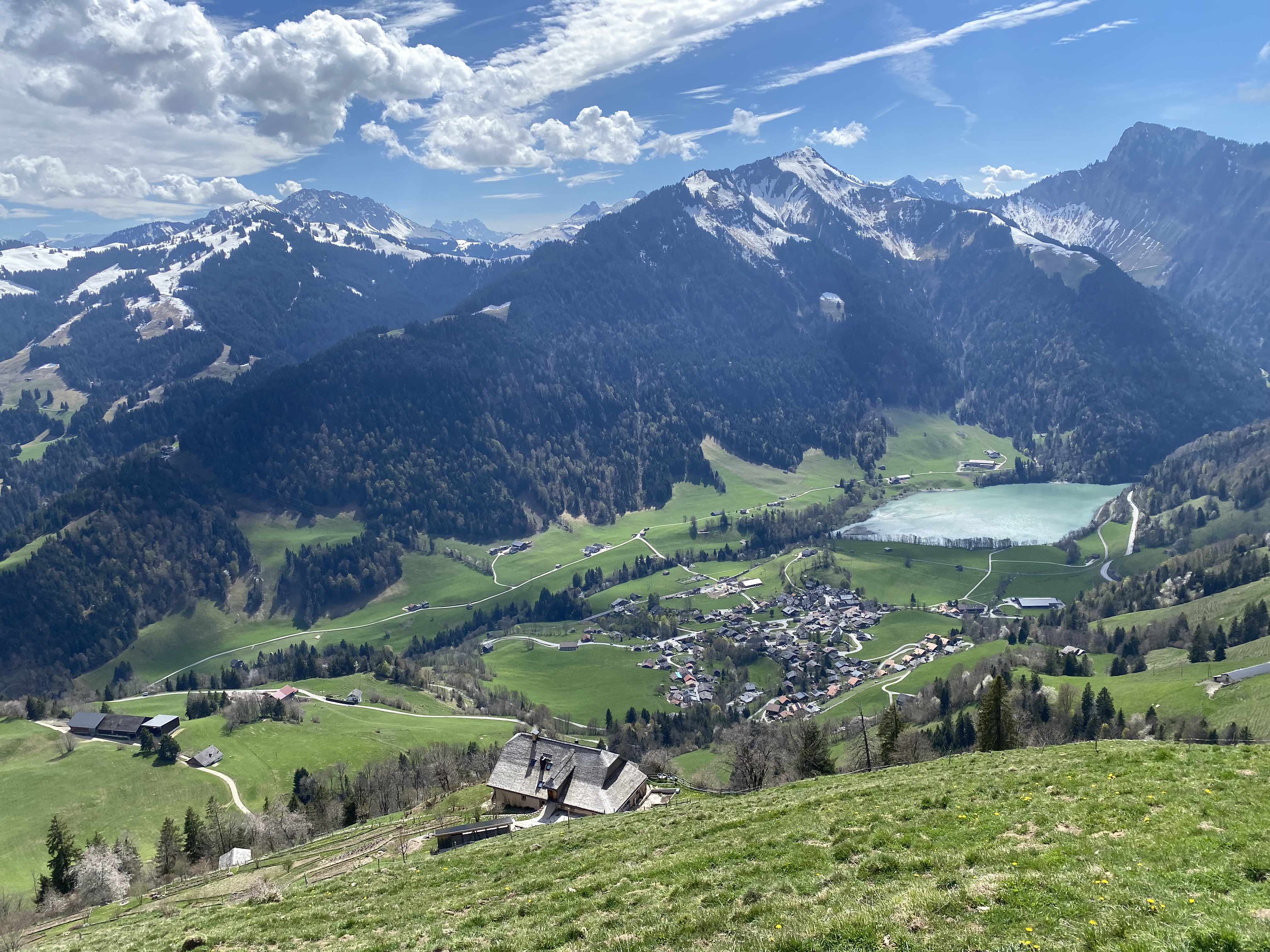 Rossinière, Lac du Vernex et Dent de Corjon (à droite)