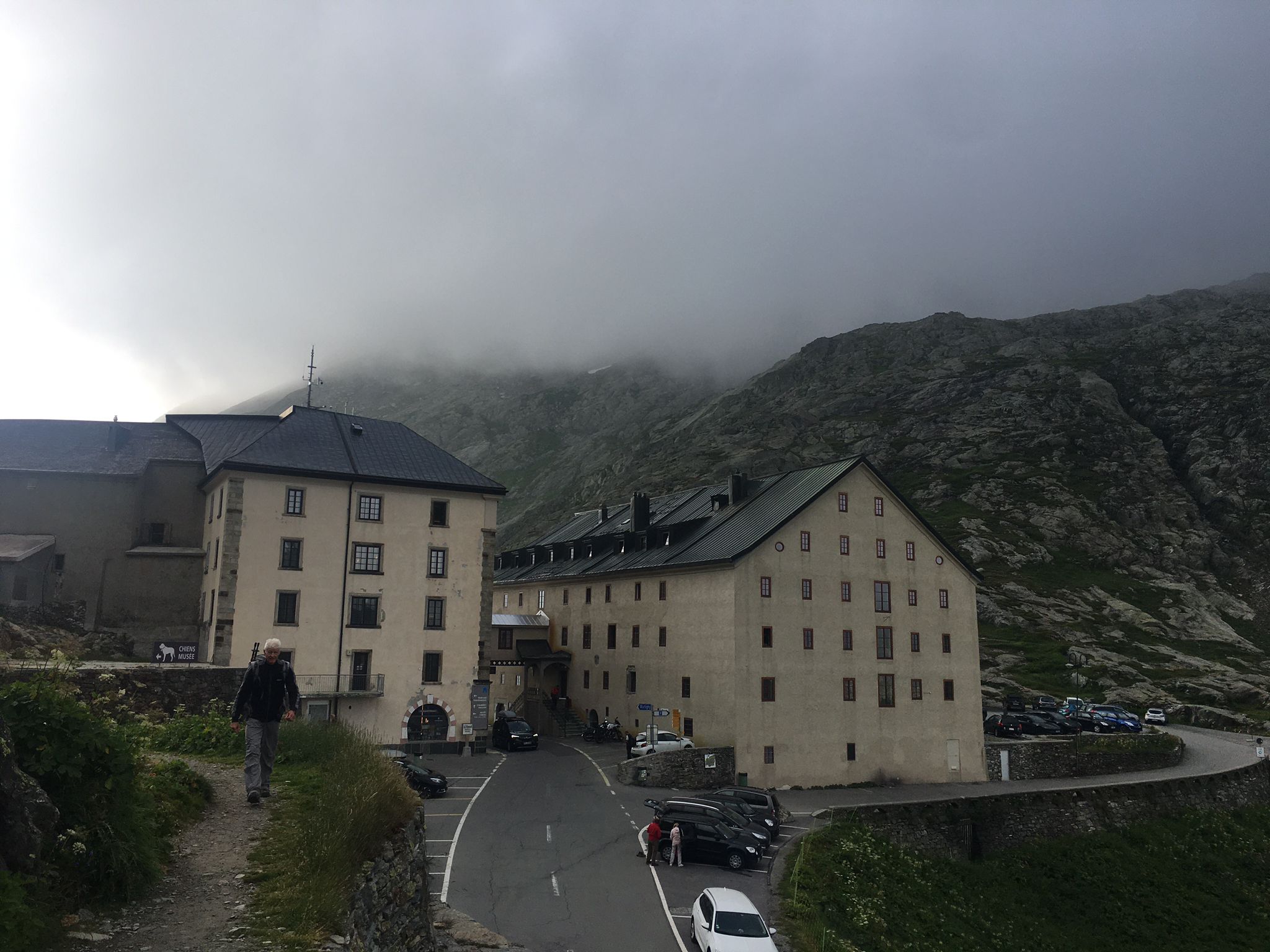 L\'hospice du Gd-St-Bernard à droite dominé par le brouillard