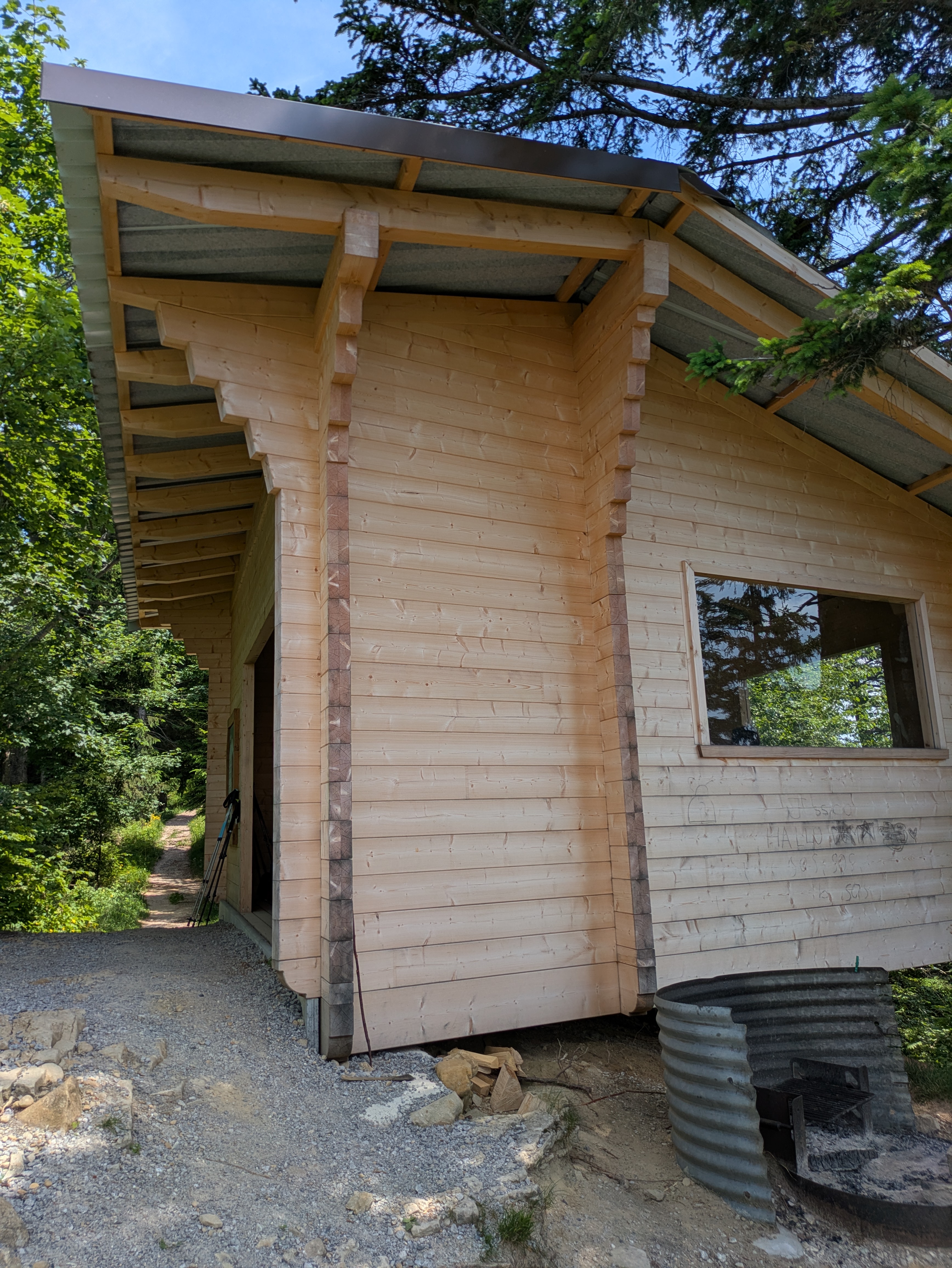 Cabanon aménagé pour le pique-nique